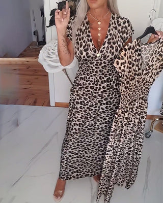 Robe élégante à imprimé léopard et col en V